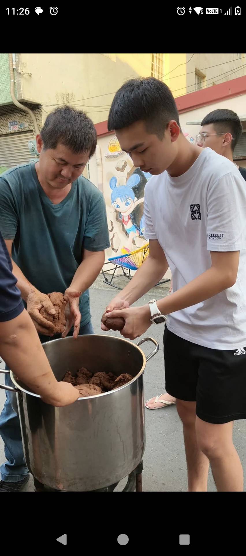 揉製香藥 — 堂主與弟子合力揉製秘傳香藥