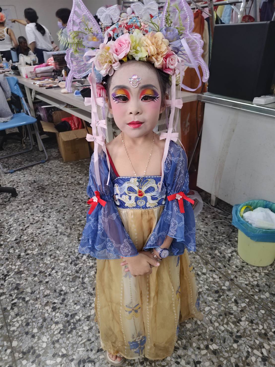後台梳妝 — 小仙女盛裝打扮