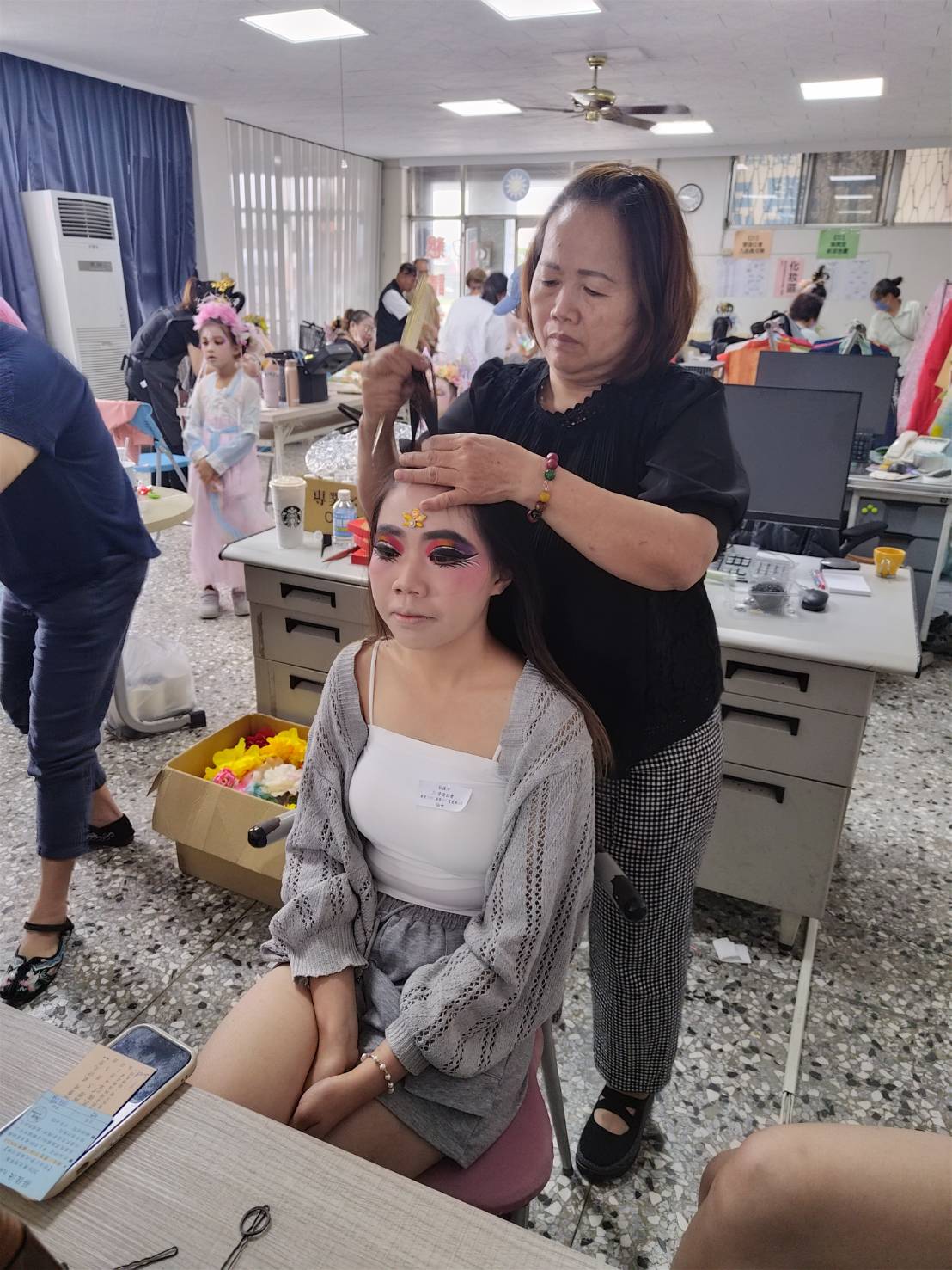 後台梳妝 — 精緻彩妝上色