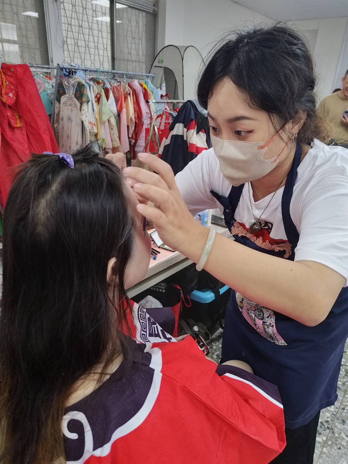 後台梳妝 — 專業彩妝師細心化妝