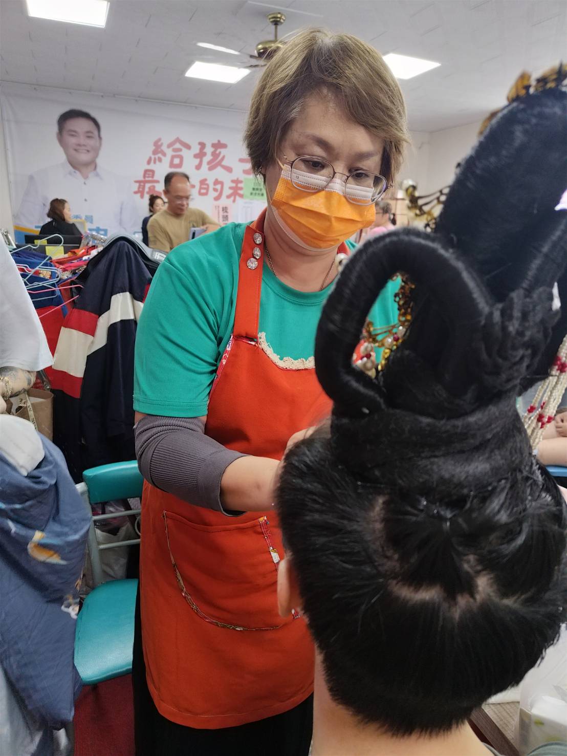 後台梳妝 — 精心梳理傳統髮型