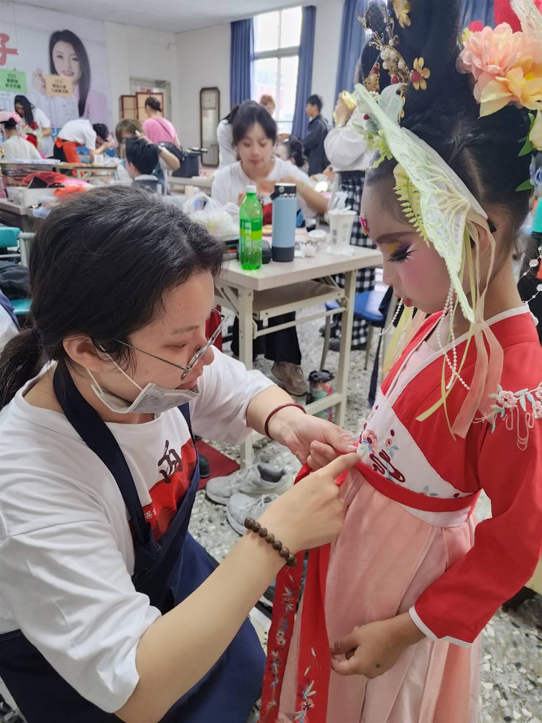 後台梳妝 — 花冠頭飾細心佩戴