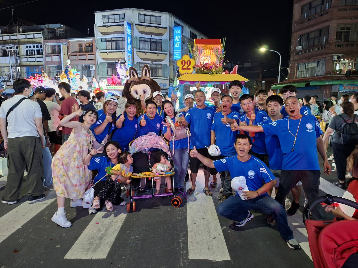花車遊行 — 集興堂花車全體合照